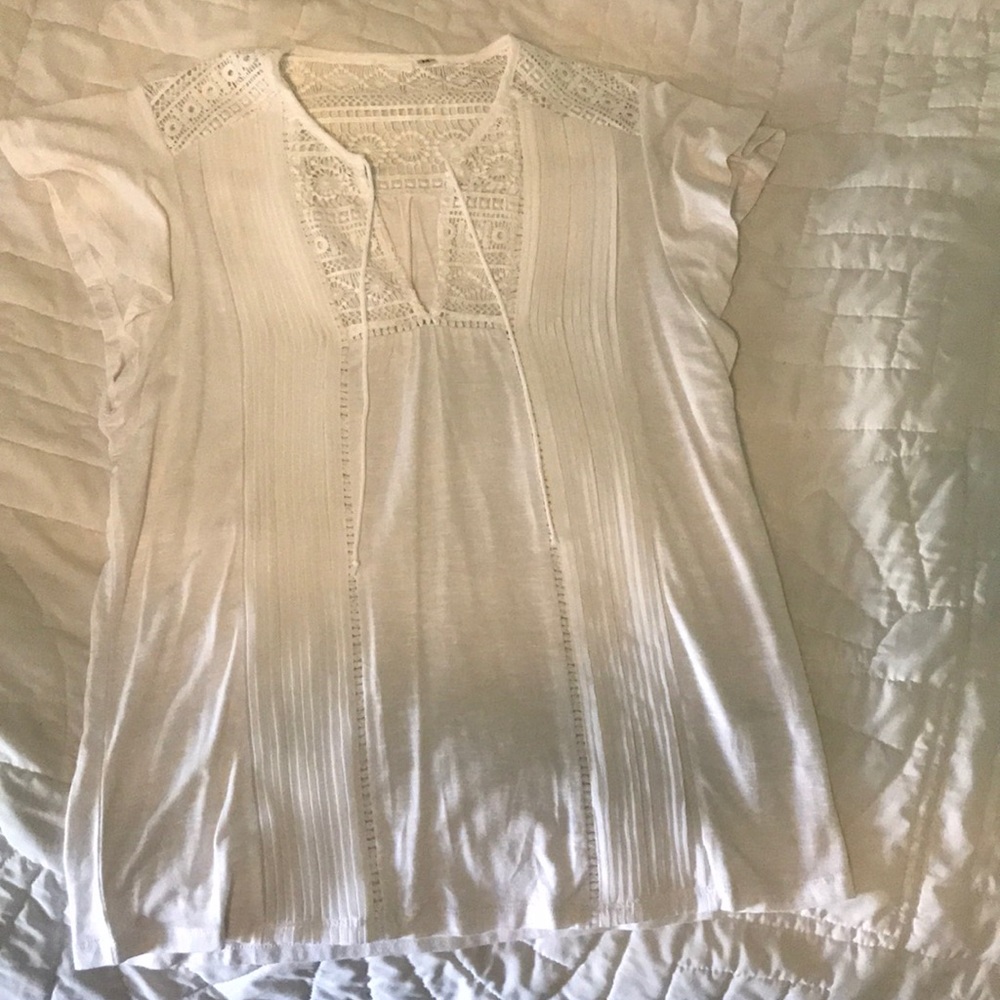 Whit top with crochet details